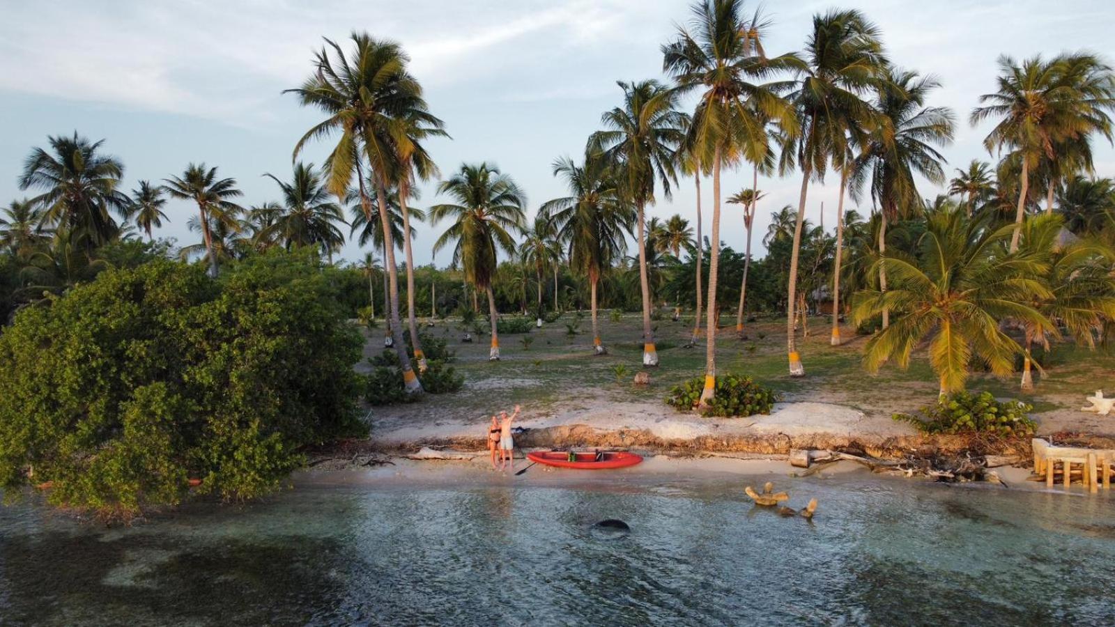 Santa Lova Eco-hostel Tintipan Island Exterior foto